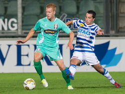 Jeffrey Ket (l.) vecht een duel uit met Jordan García-Calvete tijdens De Graafschap - FC Dordrecht. (2-9-2013)