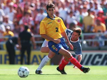 Andres Escobar (l.) und Eric Wynalda während des WM-Spiels zwischen Kolumbien und den USA im Juli 1994