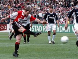 David Connolly schiet op doel tijdens Feyenoord - FC Utrecht.