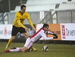 Anco Jansen (l.) van Roda JC maakt een overtreding op Jong Ajax voetballer Damien van Bruggen (r.). (16-02-2015)