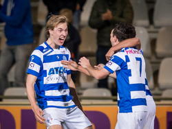 Vincent Vermeij (l.) en Vlatko Lazić (r.) zijn blij met de 2-1 tijdens het promotie/degradatieduel De Graafschap - Almere City FC. (15-05-2015)