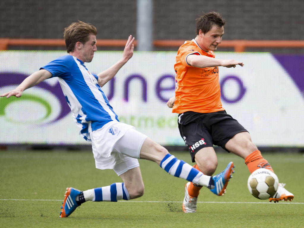 Fries Deschilder (l.) van FC Eindhoven probeert een schot van FC Volendam-speler Tom Overtoom te blokken. (22-05-2015)
