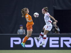 Lieke Martens (l.) vecht een duel uit met Josée Belanger (r.) tijdens het WK-duel Nederland - Canada. (16-06-2015)