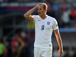 Harry Kane heeft het moeilijk tegen Jong Zweden. De grote ster van Jong Engeland krijgt in de eerste helft weinig kansen. (21-06-2015)