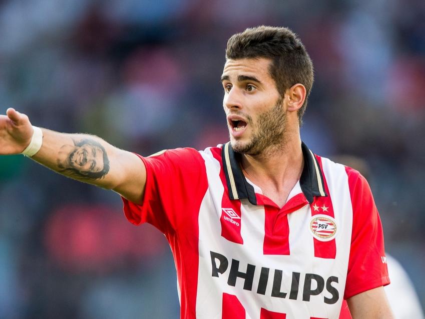Gastón Pereiro maakt zijn officieuze debuut voor PSV tegen FC Eindhoven. PSV weet het oefenduel makkelijk te winnen met 4-0. (21-07-2015)