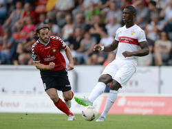 Stephen Sama (r.) hat beim VfB Stuttgart verlängert