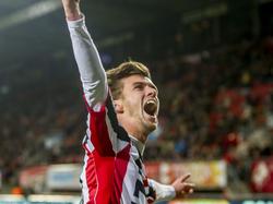 Lucas Andersen tekent in de Grolsch Veste voor zijn tweede goal. De huurling van Ajax maakt namens Willem II de 0-2 tegen FC Twente. (28-11-2015)