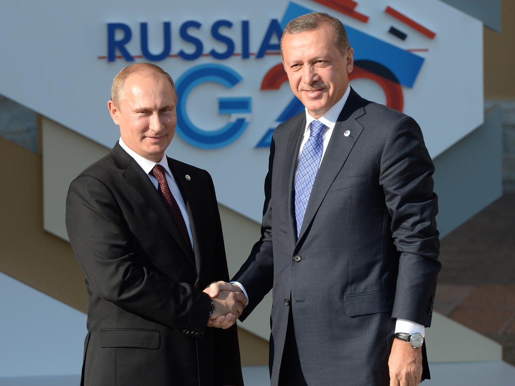 Vladimir Putin (l.) wird nicht zum Spiel der russischen Nationalelf in die Türkei reisen