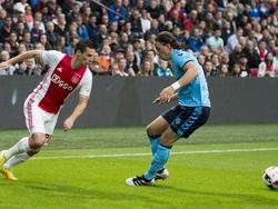 Nick Viergever (l.) speelt Giovanni Troupée door de beentjes tijdens Ajax - FC Utrecht. (02-10-2016)