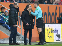 Im Spiel gegen den VfB Stuttgart gab es für Manuel Baum und Stefan Reuter Gesprächsbedarf