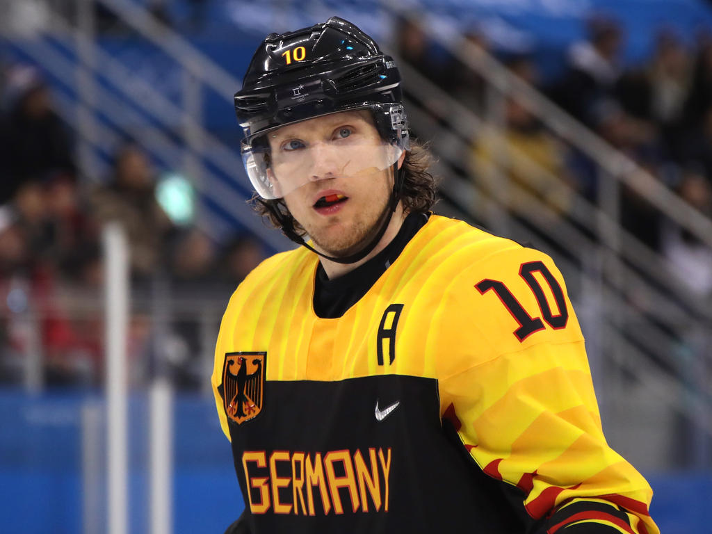 Christian Ehrhoff trägt bei der Abschlussfeier die deutsche Fahne Christian Ehrhoff trägt bei der Abschlussfeier die deutsche Fahne