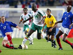Für einen echten Paukenschlag sorgt die senegalesische Nationalmannschaft im WM-Eröffnungsspiel 2002. Gegen Frankreich schießt Papa Bouba Diop sein Team gegen den damals amtierenden Weltmeister zum 1:0-Sieg. Die Superstars Patrick Vieira und Emmanuel Petit sind in dieser Szene nur Begleiter.