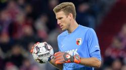 Augsburg-Keeper Andreas Luthe trägt einen Spezialhandschuh
