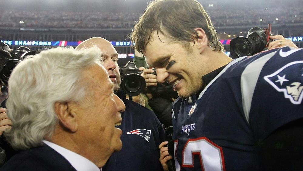 Patriots-Besitzer Robert Kraft (l.) mit Tom Brady Patriots-Besitzer Robert Kraft (l.) mit Tom Brady