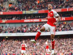 Theo Walcott viert zijn tweede doelpunt voor Arsenal tegen Swansea City. (15-10-2016)