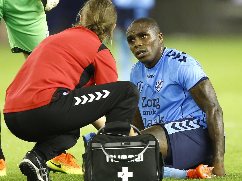 Edson Braafheid kijkt vol ongeloof naar de verzorgster van FC Utrecht. Later blijkt dat de verdediger zijn achillespees heeft ingescheurd. (26-08-2016)
