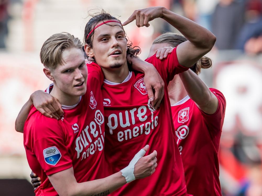 Op aangeven van Fredrik Jensen (l.) zet Enes Ünal (r.) de 1-0 op het scorebord tijdens de wedstrijd FC Twente - Go Ahead Eagles. (02-04-2017)