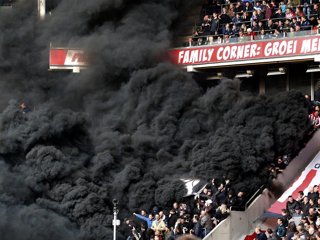 Tiefschwarzer Rauch stieg im Spiel zwischen Eindhoven und Amsterdam auf