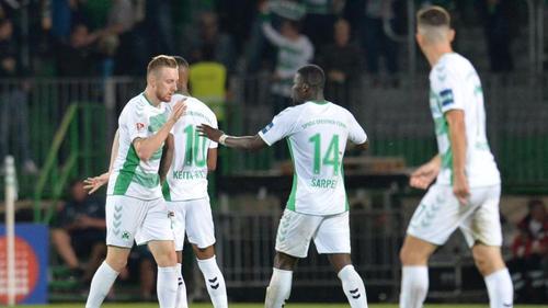 Die Spieler der SpVgg Greuther Fürth feiern das Tor zum 1:1-Ausgleich