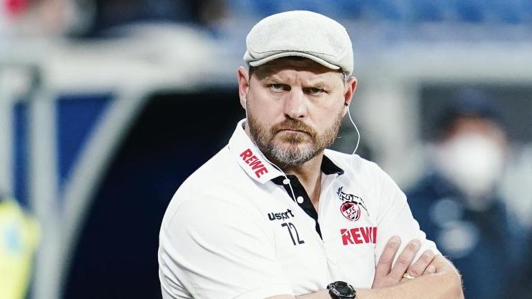 Kölns Trainer Steffen Baumgart hat die Zahl 72 auf seiner Kleidung