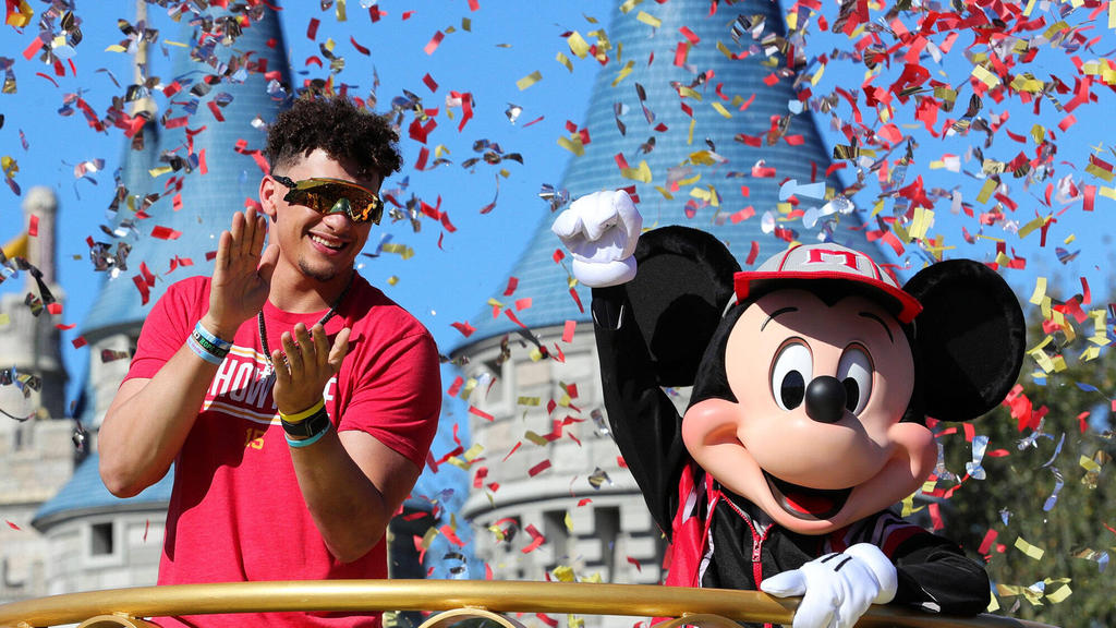 Ließ sich in Disney World feiern: Champion-Quarterback Patrick Mahomes Ließ sich in Disney World feiern: Champion-Quarterback Patrick Mahomes