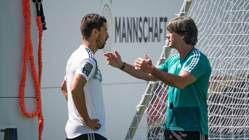 Sami Khedira (l.) und Joachim Löw im Jahr 2018