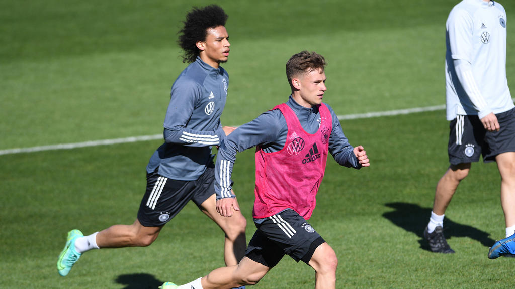 Spielen gemeinsam beim FC Bayern und in der Nationalmannschaft: Leroy Sané (l.) und Joshua Kimmich Spielen gemeinsam beim FC Bayern und in der Nationalmannschaft: Leroy Sané (l.) und Joshua Kimmich