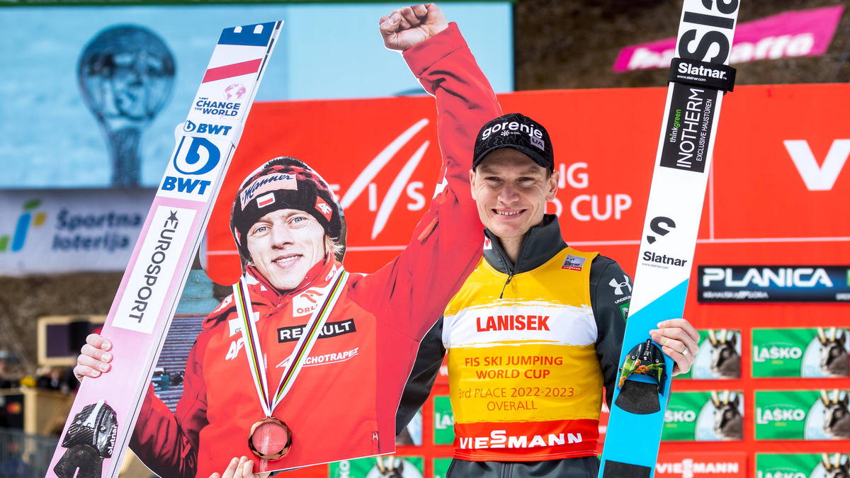 So holte Anze Lanisek seinen Skisprung-Konkurrenten Dawid Kubacki aufs Podium