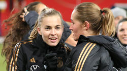 DFB-Star Laura Freigang (links) spürt echtes Interesse der Fans am Frauenfußball