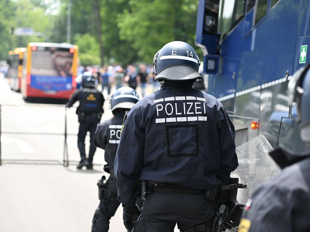 Beim Spiel zwischen Augsburg und Mönchengladbach hat sich ein Schuss einer Dienstwaffe gelöst