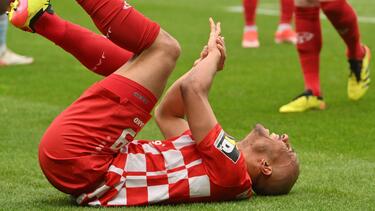 Der Mainzer Karim Onisiwo liegt mit einer verletzten Hand am Boden.
