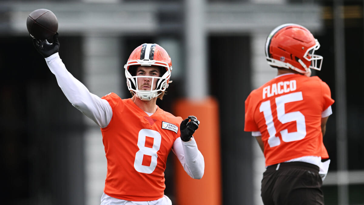 Kenny Pickett (l.) kämpft in der NFL um einen Starter-Job