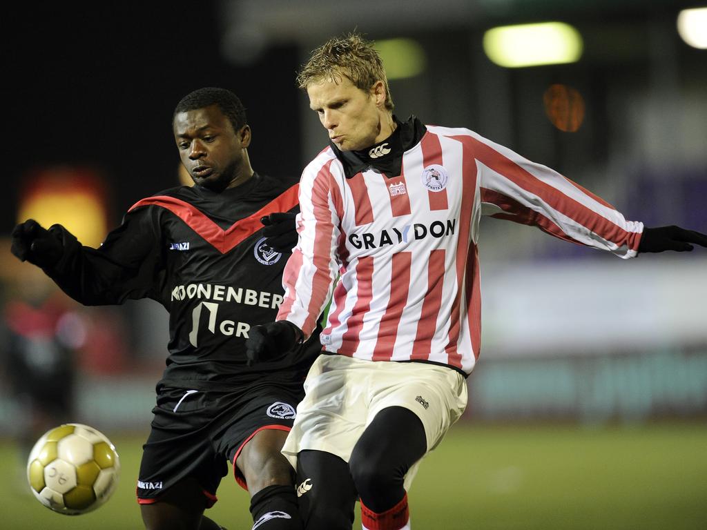 Christian Gandu (l.) vecht een duel uit met Ruud Kras (r.) tijdens het competitieduel Almere City FC - Sparta Rotterdam. (31-01-2011)