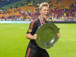 Viktor Fischer kan zijn geluk niet op. In de verlenging wint Ajax de Johan Cruijff Schaal en de Deen gaat maar al te graag op de foto met de trofee. (27-7-2013)