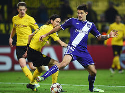 Aleksandar Mitrović probeert te voorkomen dat Neven Subotić bij de bal kan komen tijdens Borussia Dortmund - Anderlecht in de Champions League. (09-12-14)