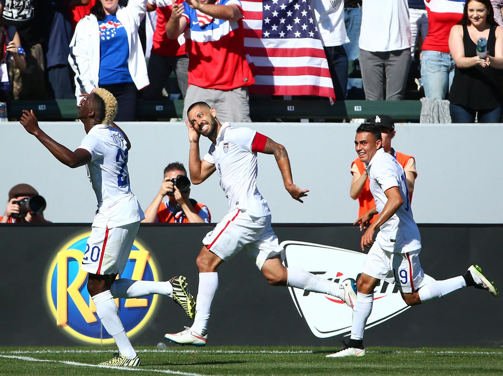 Clint Dempsey (en el centro) será baja con Estados Unidos en dos encuentros amistosos. (Foto: Getty)