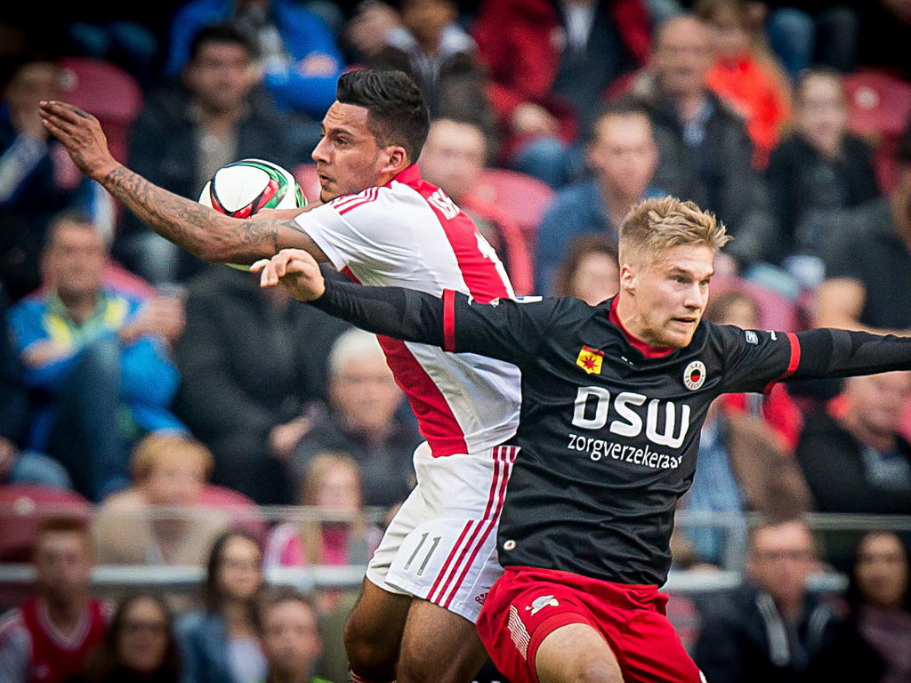 Anwar El Ghazi (l.) van Ajax vecht een luchtduel uit met Excelsior-speler Tom van Weert. (08-03-2015)