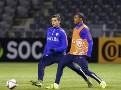 Georginio Wijnaldum (r.) tijdens de training van het Nederlands elftal in duel met Karim Rekik. (09-10-2015)