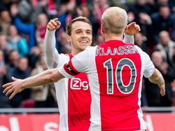 Davy Klaassen (r.) bedankt Robert Murić, nadat de Kroaat in zijn debuutwedstrijd voor Ajax een assist levert op de aanvoerder. Klaassen maakt de 3-0 tegen Excelsior. (21-02-2016)