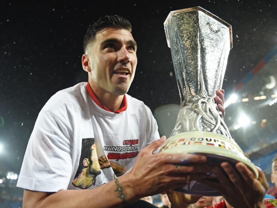 José Antonio Reyes con el trofeo de la Europa League. (Foto: Getty)