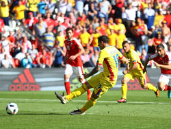 Bogdan Stancu (Rumanía) hace de penalti el 1-0 frente a Suiza. (Foto: Getty)