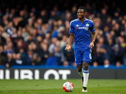 Abdul Rahman Baba heeft de bal tijdens het competitieduel Chelsea - Manchester City (16-04-2016).