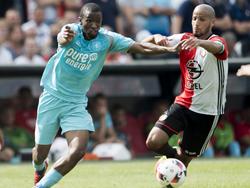 Kamohelo Mokotjo (l.) vecht tijdens Feyenoord - FC Twente op het middenveld een duel uit met Karim El Ahmadi (r.). (14-08-2016)