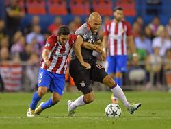 Arjen Robben (r.) vecht een duel uit met Koke (l.) tijdens het Champions League-duel Atlético Madrid - FC Bayern München (28-09-2016).