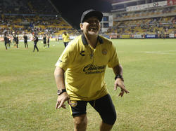 Maradona celebró por todo lo alto el pase a la siguiente ronda. (Foto: Getty)