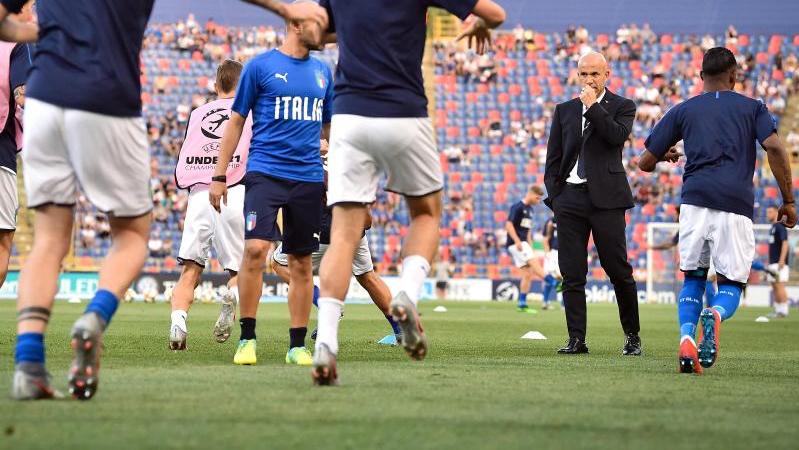 Tritt nach dem Scheitern seines Teams bei der EM zurück: Italiens U21-Trainer Luigi Di Biagio (2.v.r.) Tritt nach dem Scheitern seines Teams bei der EM zurück: Italiens U21-Trainer Luigi Di Biagio (2.v.r.)