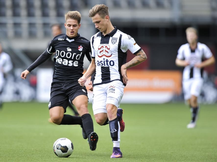 Talenten Kai Huisman (l.) en Reuven Niemeijer (r.) komen elkaar tegen op het middenveld tijdens de vriendschappelijke wedstrijd tussen FC Emmen en Heracles Almelo. (06-10-2016)