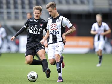 Talenten Kai Huisman (l.) en Reuven Niemeijer (r.) komen elkaar tegen op het middenveld tijdens de vriendschappelijke wedstrijd tussen FC Emmen en Heracles Almelo. (06-10-2016)