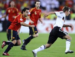 Weltmeister adelt Weltmeister: Xavi (l.) lobt Philipp Lahm
