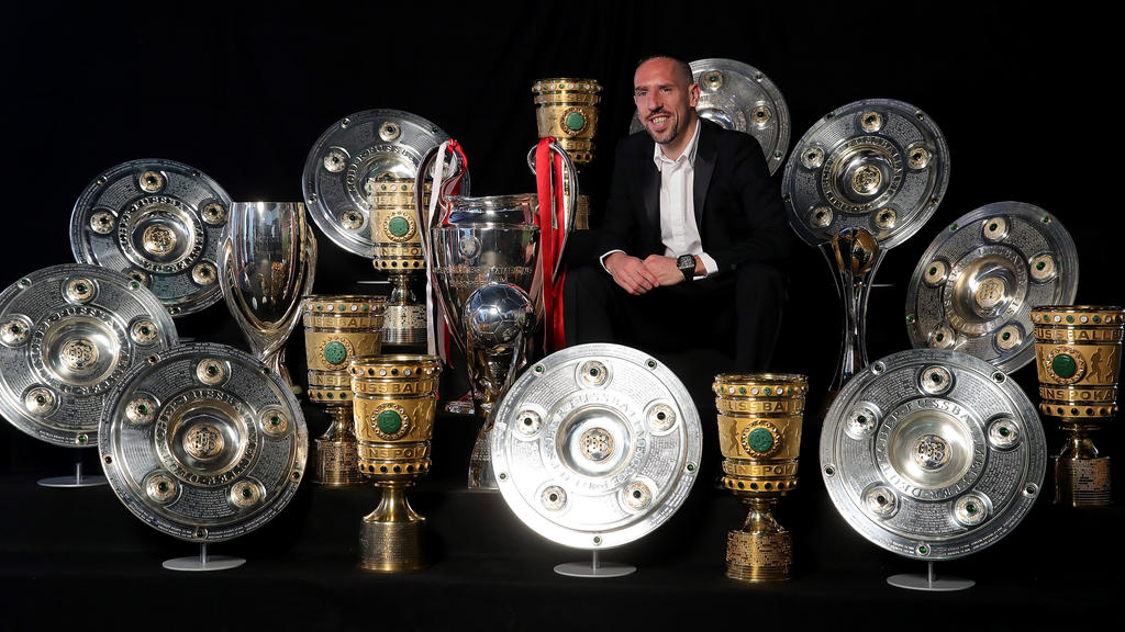 Ribéry posa con los títulos conseguidos en Alemania.
